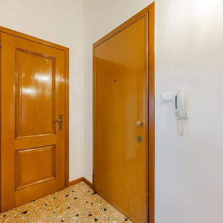 Apartment 10 Minutes From *